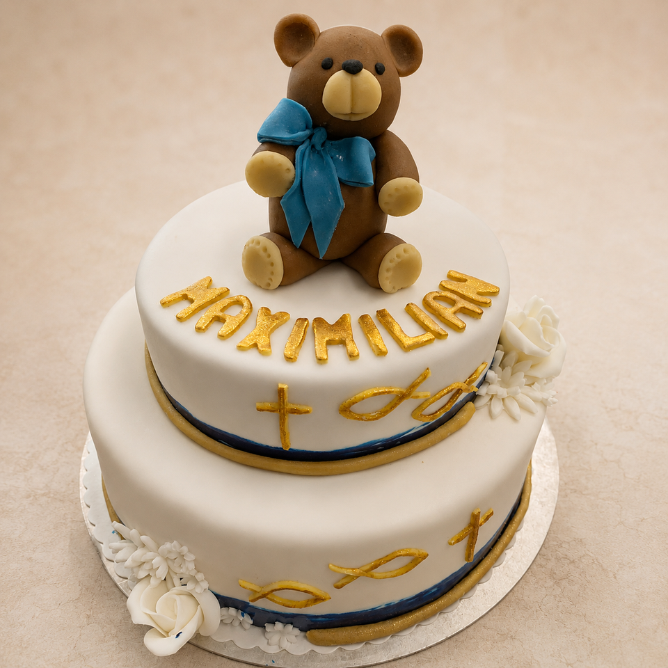 Zweistöckige Tauftorte mit Teddybär